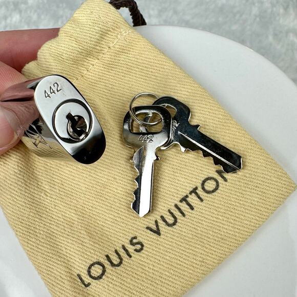 Louis Vuitton Silver Lock and 2 Keys #442 BRAND NEW comes with free chain too! - Picture 7 of 10